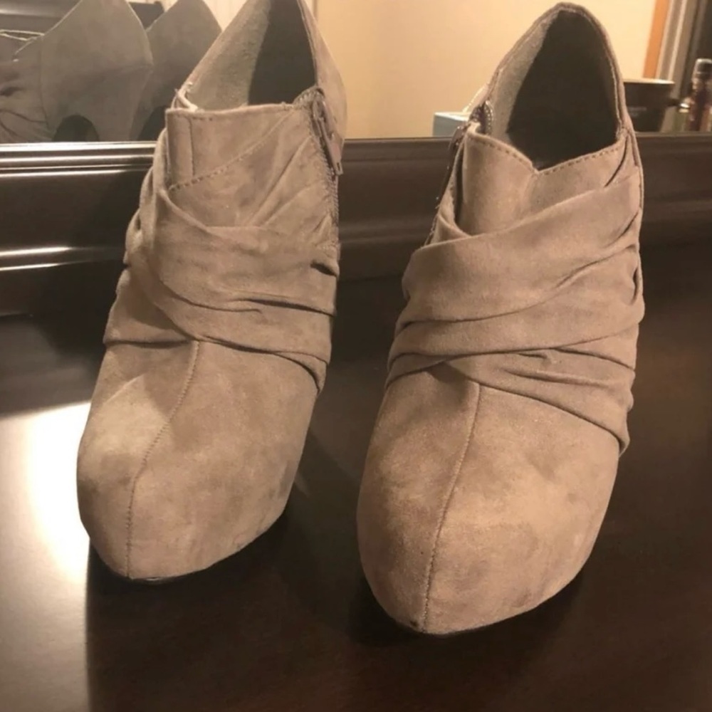 Guess Gray Suede Ankle Booties | Ruched Heel Boots | Size 7 - Picture 9 of 9